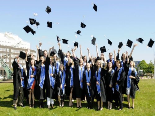 Bằng Đại Học Việt Nam Ở Nước Ngoài Có Giá Trị Không ?