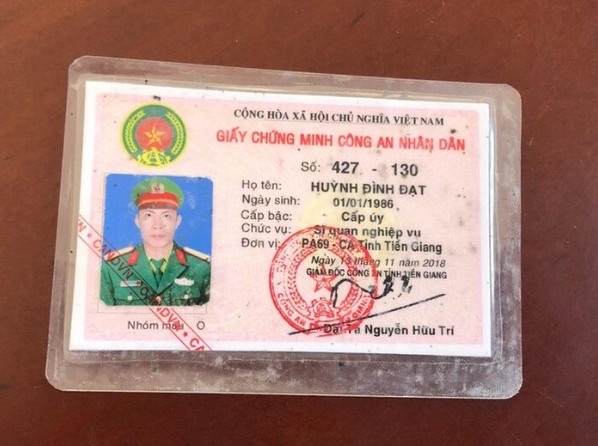 Mẫu thẻ công an đang được làm tại Làm Bằng Nhanh